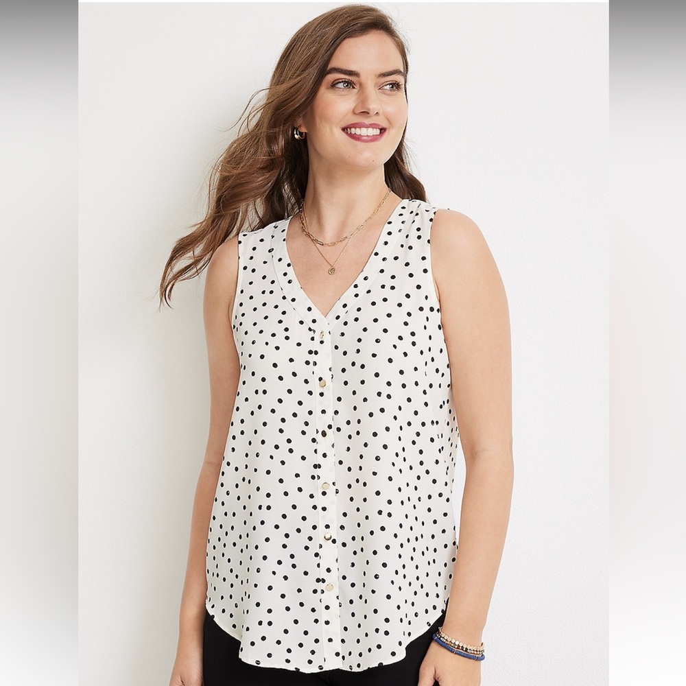 NWOT Maurices White Sleeveless Buttoned Blouse